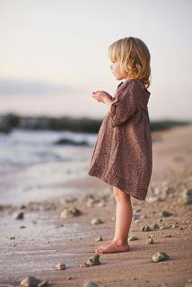 海边玩耍的小女孩，可爱桌面壁纸
