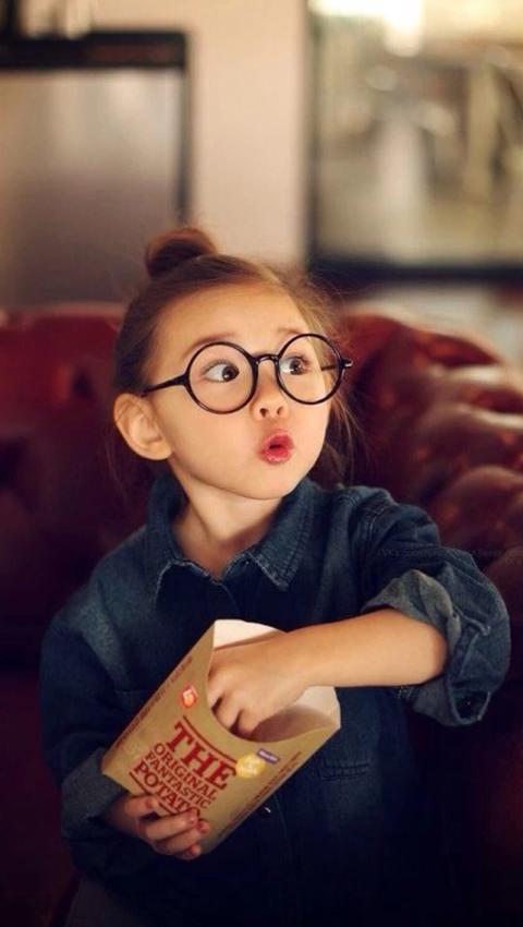 可爱的带眼镜的小女孩手机壁纸图片