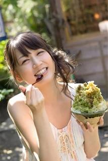 吃蛋糕的日本美女壁纸图片