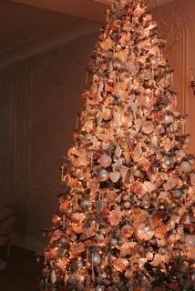 高清圣诞树唯美璀璨灯光布置手机壁纸图片
