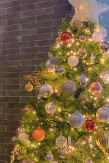 圣诞树璀璨唯美挂饰壁纸图片
